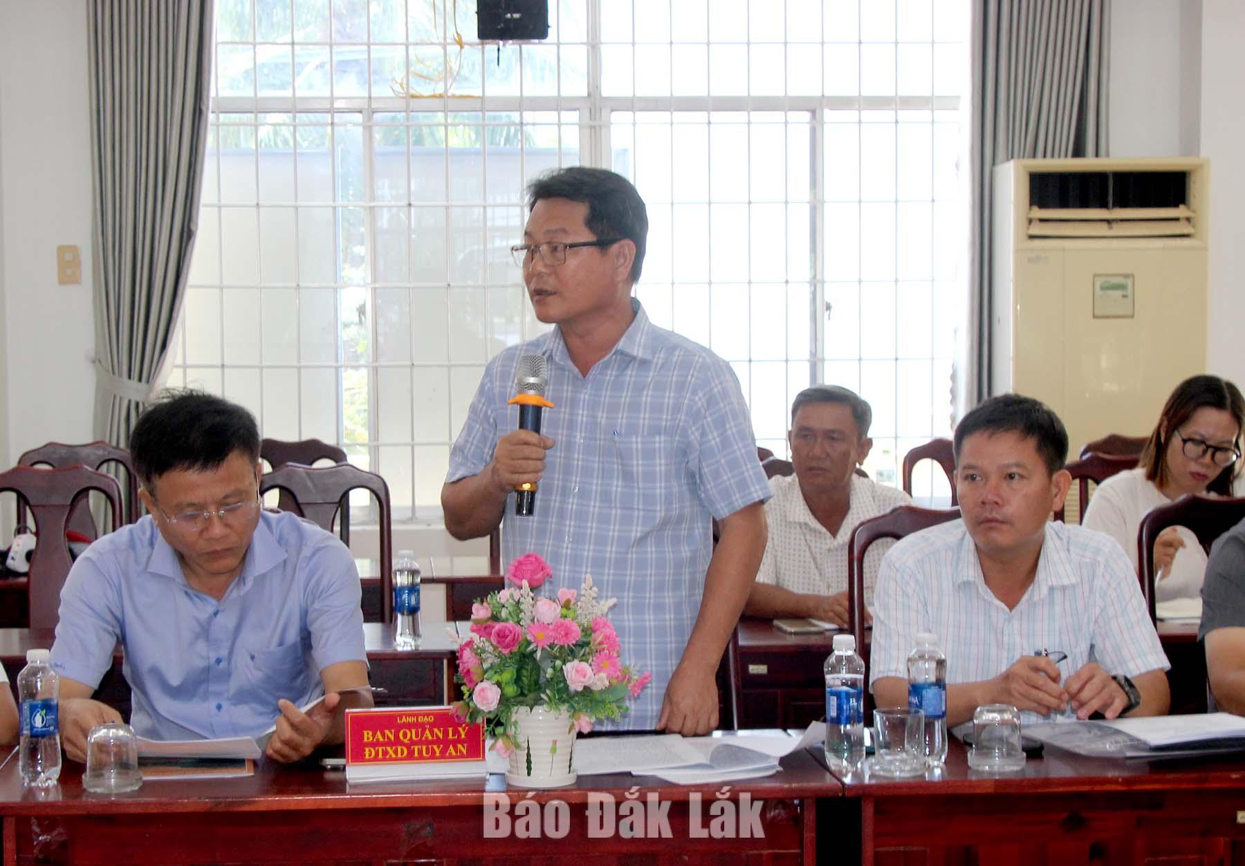 Đại diện Ban Quản lý dự án đầu tư xây dựng Tuy An báo cáo tình hình thực hiện các dự án.