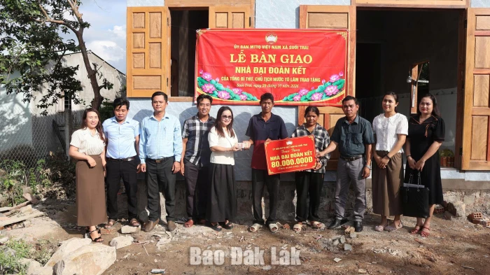 Xã Suối Trai bàn giao 5 căn nhà Đại đoàn kết