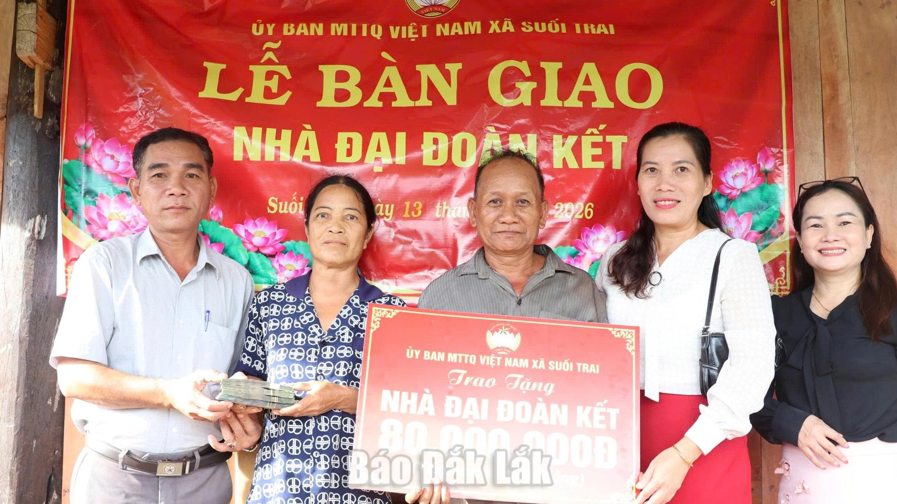 Lãnh đạo xã Suối Trai bàn giao nhà Đại đoàn kết cho hộ ông Rơ Siu Y Thuy.