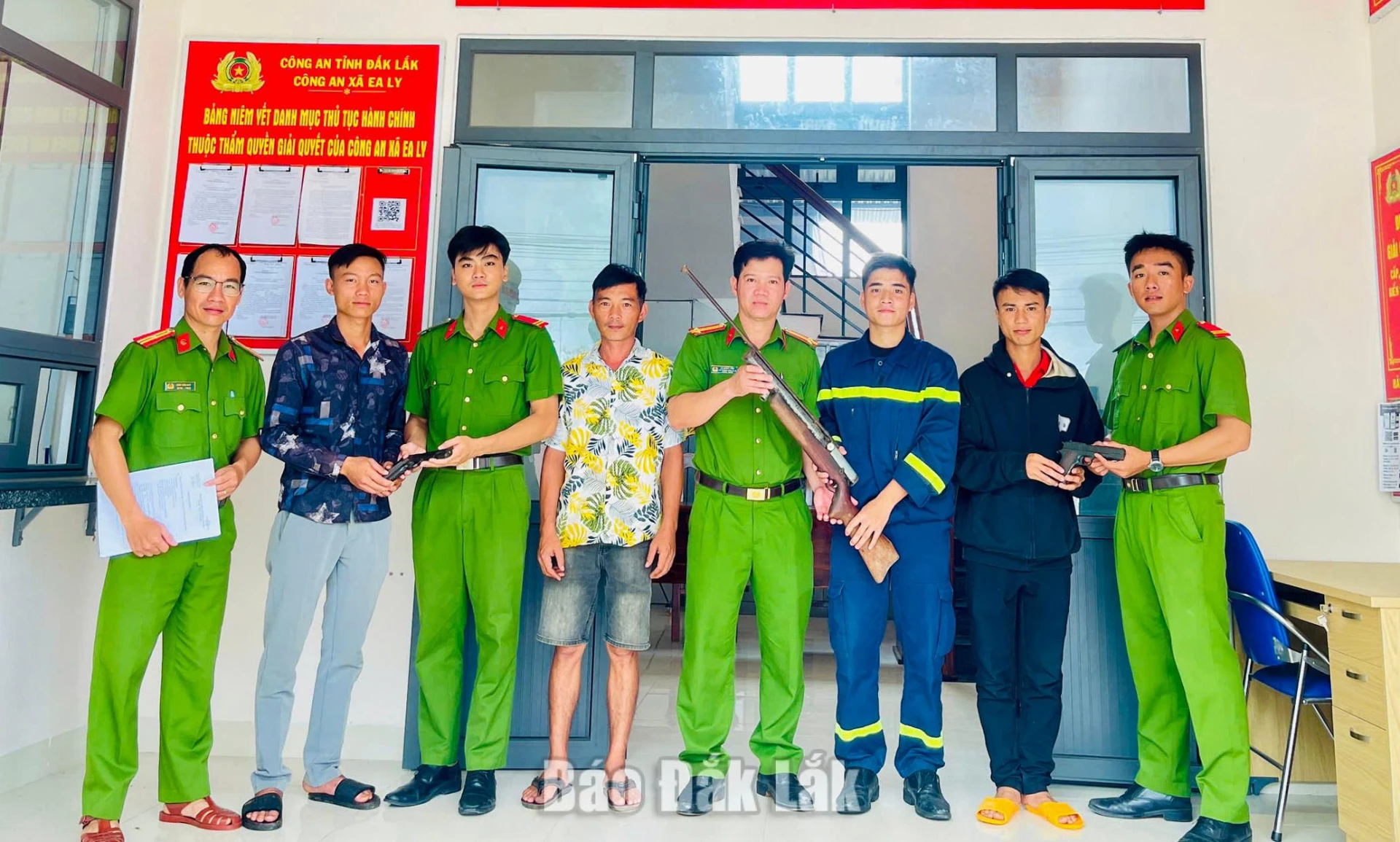 Anh Hồ Anh Quân (thứ 3 từ phải sang) vận động 3 thanh niên giao nộp vũ khí nguy hiểm cho Công an xã Ea Ly.