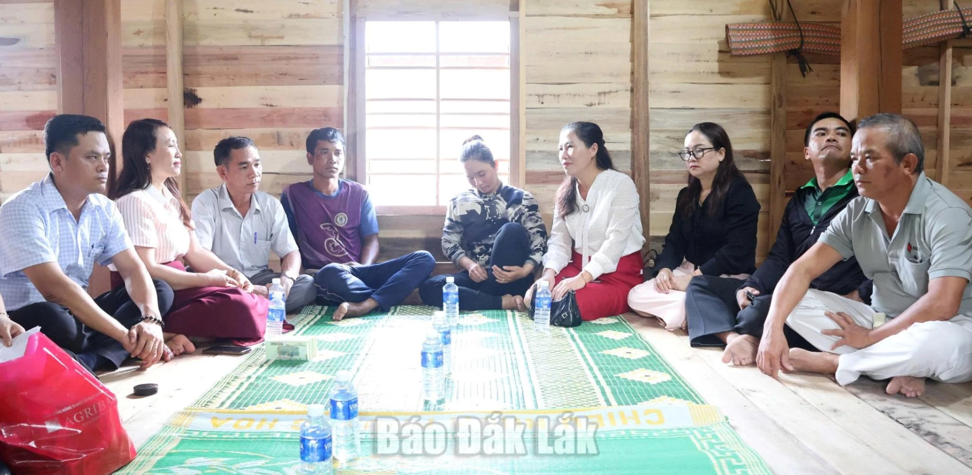 Thăm hỏi gia đình ông Ksor Y Noan trong căn nhà mới.