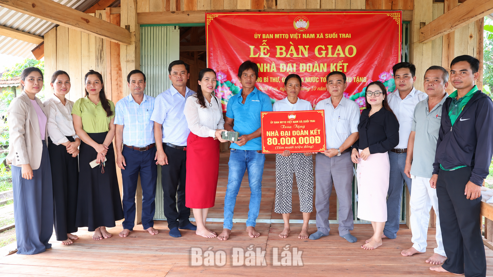 Lãnh đạo xã Suối Trai trao nhà Đại đoàn kết cho Ksor Suôr.