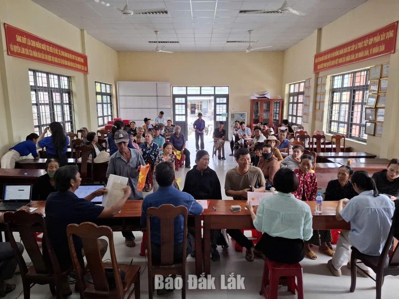 Residents in Tuy An Dong Commune declaring land-related information.
