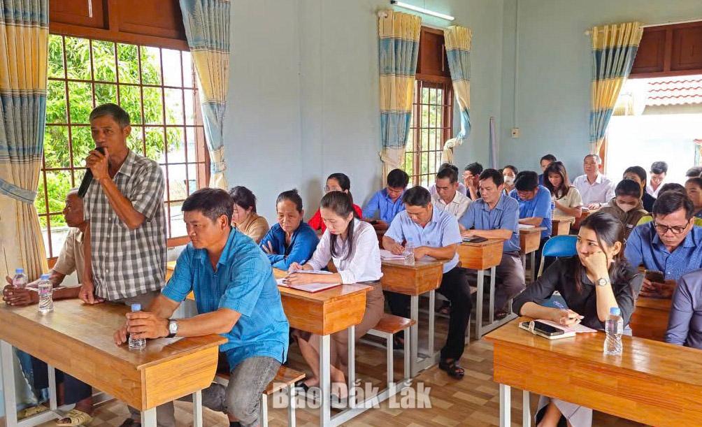 ười dân phát biểu ý kiến, kiến nghị tại hội nghị đối thoại trực tiếp với lãnh đạo xã Suối Trai.