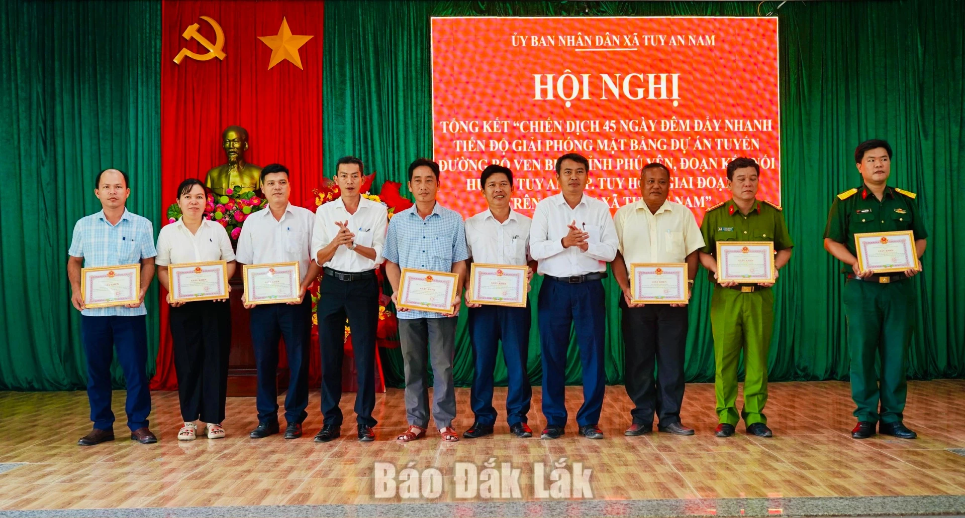 Lãnh đạo xã Tuy An Nam tặng giấy khen có các tập thể có thành tích xuất sắc trong thực hiện chiến dịch.