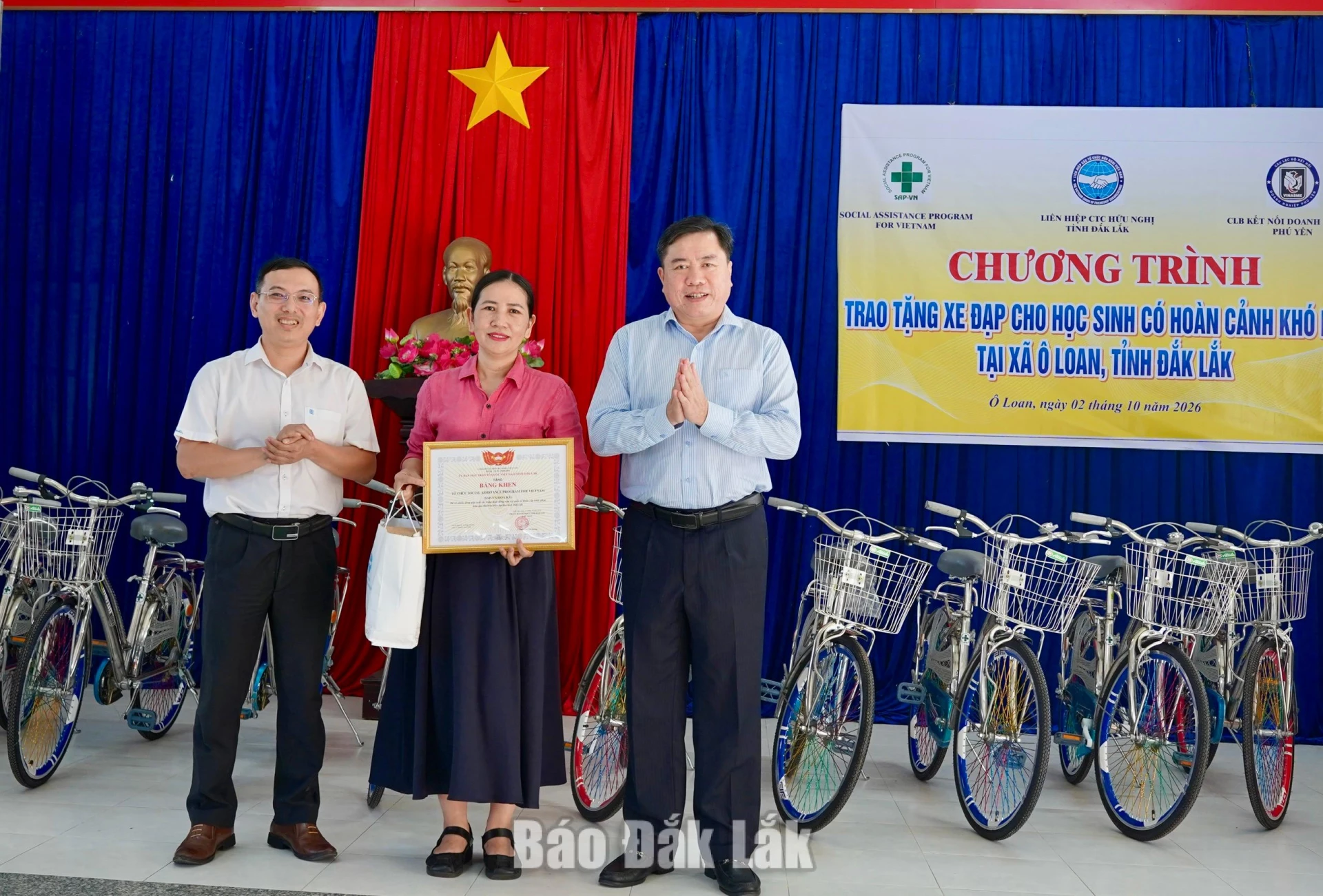 đồng chí Trần Hữu Thế, Ủy viên Ban Thường vụ Tỉnh ủy, Phó Chủ tịch Thường trực Ủy ban MTTQ Việt Nam tỉnh tặng bằng khen cho đại diện Tổ chức SAP-VN/Hoa Kỳ