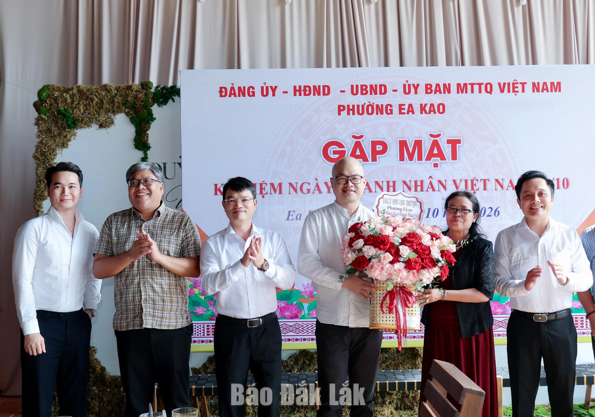 Lãnh đạo Sở Văn hóa, Thể thao và Du lịch tỉnh và lãnh đạo phường Ea Kao tặng hoa cho đại diện doanh nhân, doanh nghiệp tại buổi gặp mặt. Ảnh: Thúy Hằng