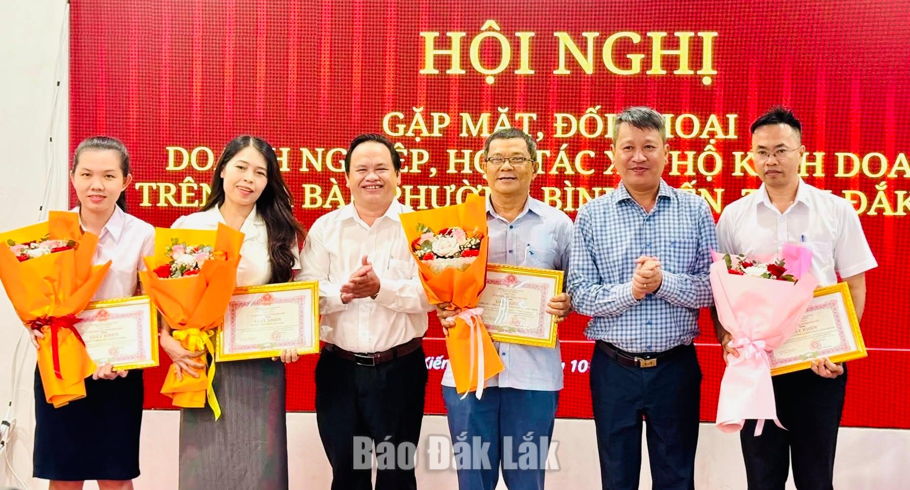 Lãnh đạo phường Bình Kiến tặng giấy khen cho các tập thể doanh nghiệp có thành tích tiêu biểu.