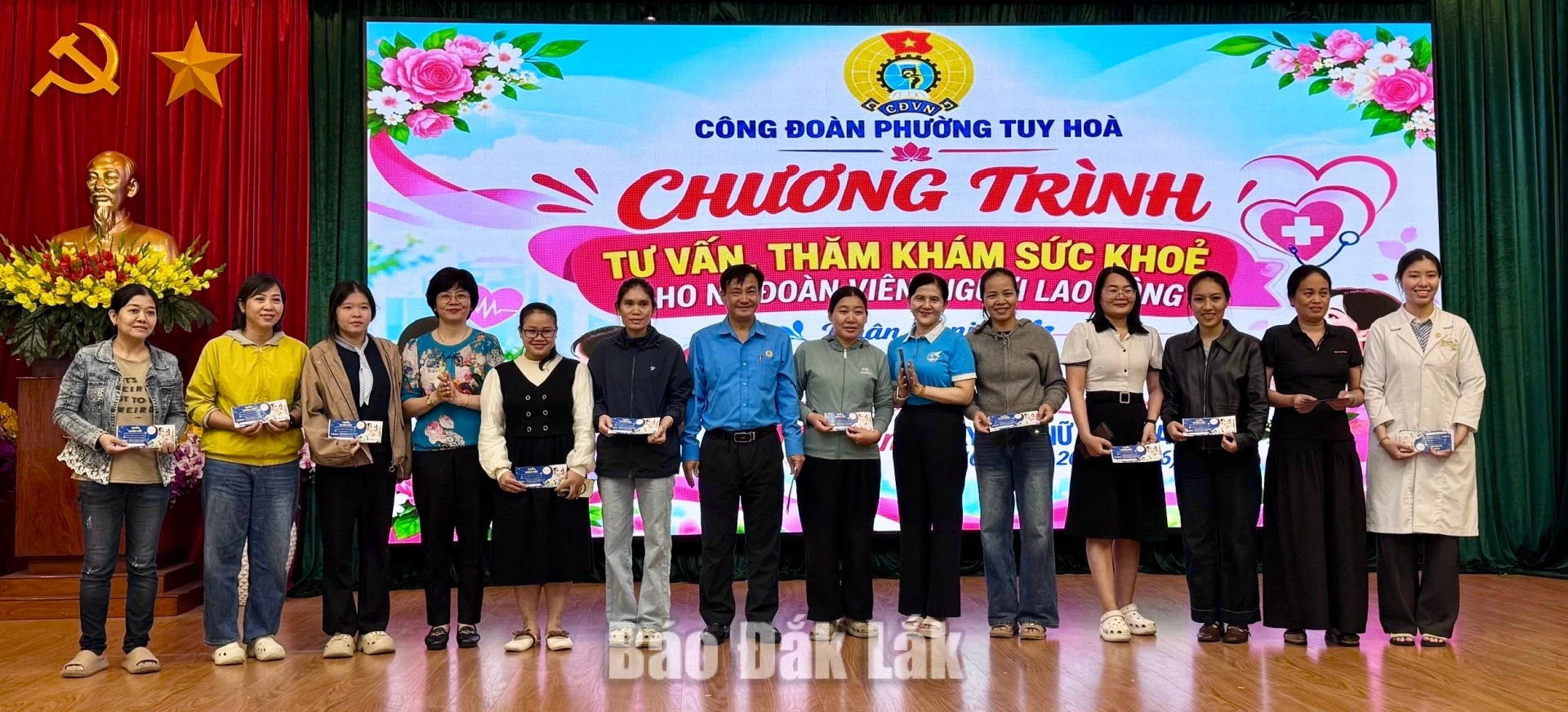 Ban tổ chức tặng quà cho công nhân, lao động nữ tham gia chương trình.