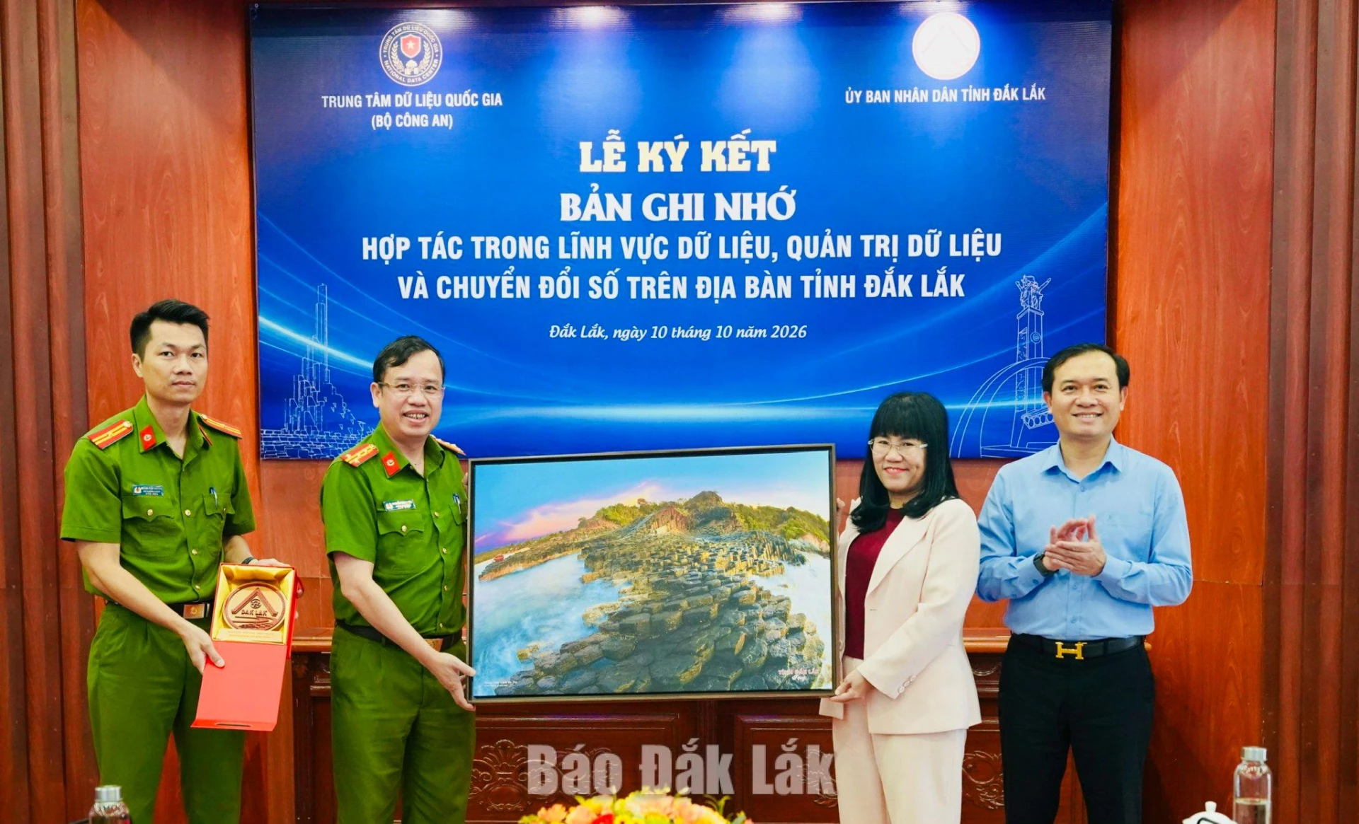 lãnh đạo UBND tỉnh Đắk Lắk tặng quà lưu niệm Trung tâm Dữ liệu Quốc gia.