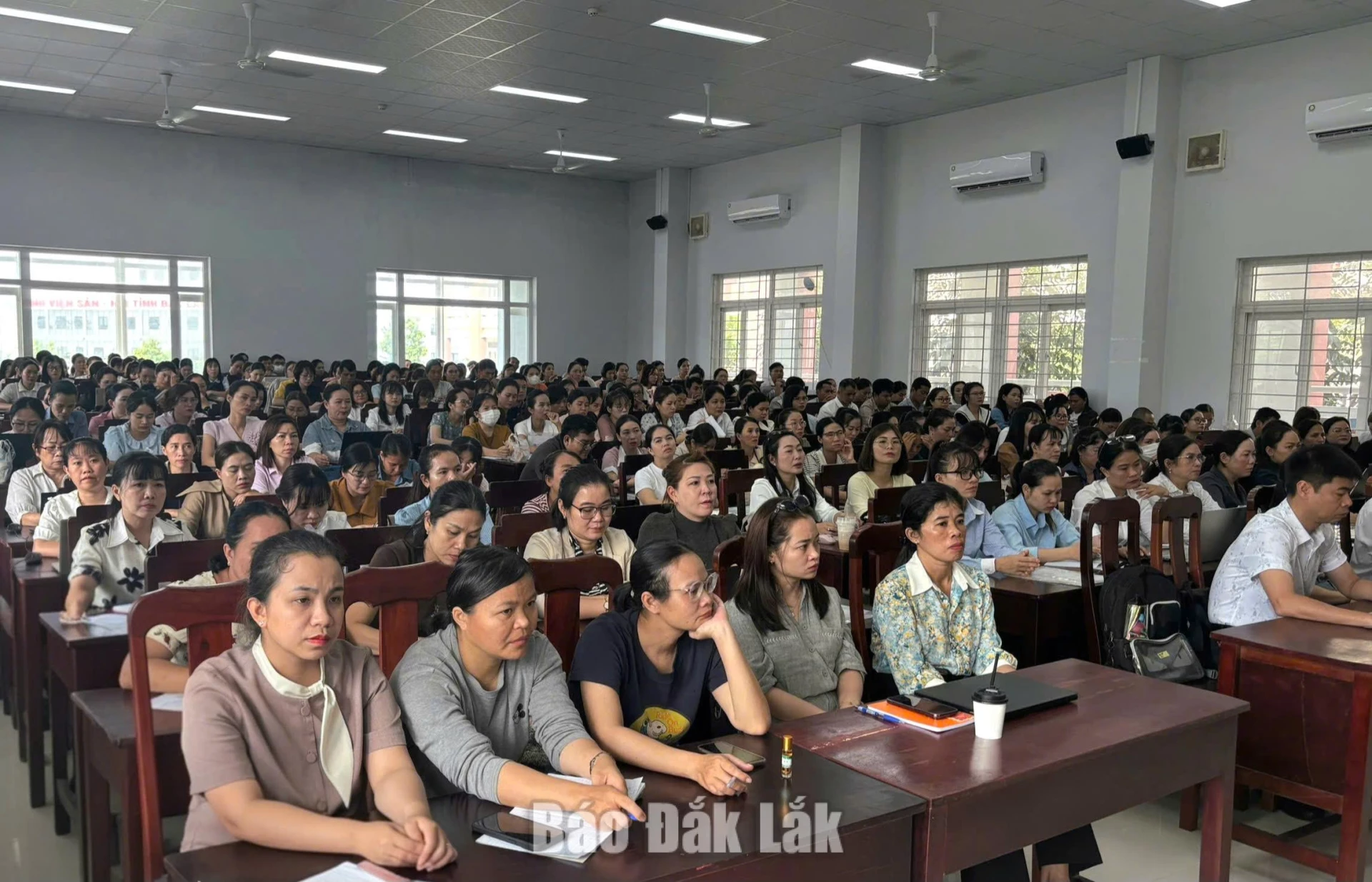 cán bộ, nhân viên phụ trách công tác y tế trường học tại các xã, phường và cơ sở giáo dục trên địa bàn tỉnh tham gia tập huấn.