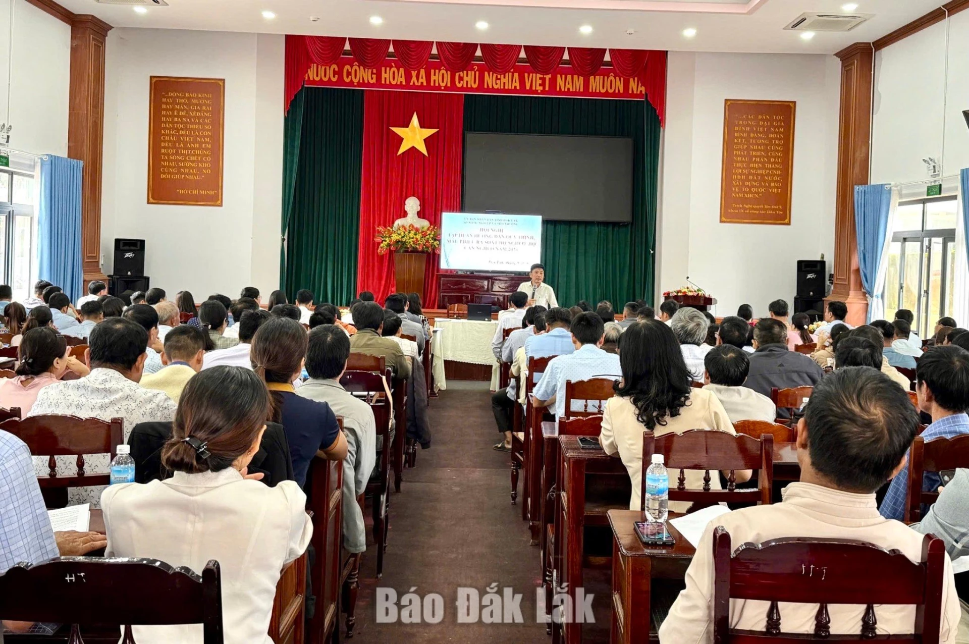 Chi cục Phát triển nông thôn tỉnh triển khai tập huấn công tác rà soát hộ nghèo, cận nghèo tại xã Krông Pắc.