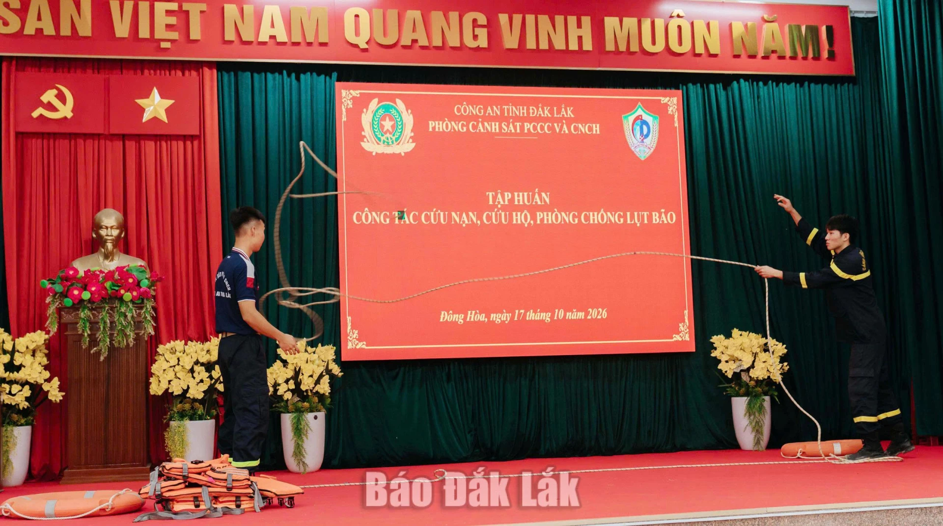 Phòng cảnh sát phòng cháy chữa cháy và cứu nạn cứu hộ (Công an tỉnh Đắk Lắk) hướng dẫn thành viên đội xung kích phường Đông Hòa kỹ thuật quăng dây cứu người trong mưa lũ.
