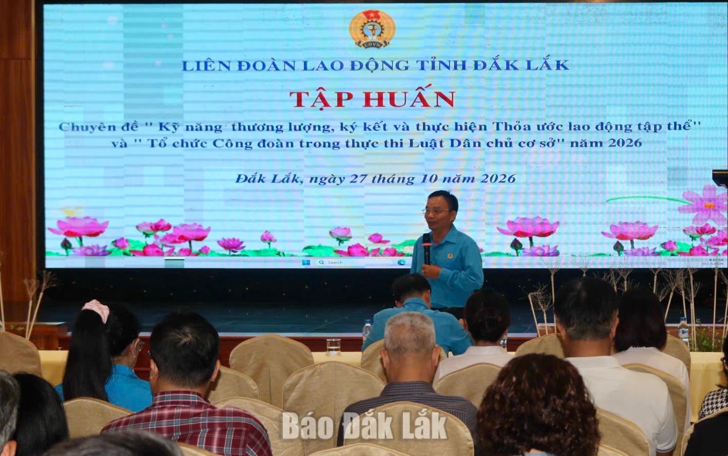 Quang cảnh tập huấn.