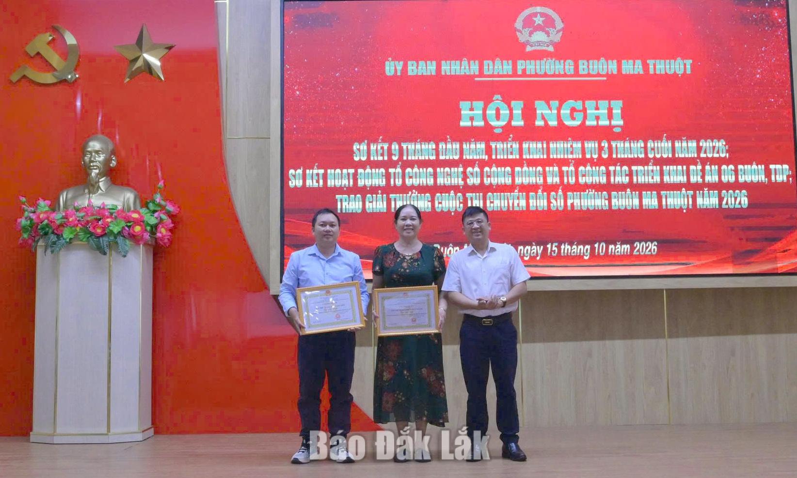 Phó Chủ tịch UBND phường Buôn Ma Thuột trao giải cho 2 tập thể UBND phường đã trao thưởng Cuộc thi trắc nghiệm trực tuyến tìm hiểu về chuyển đổi số và kỹ năng số phường Buôn Ma Thuột năm 2026. 