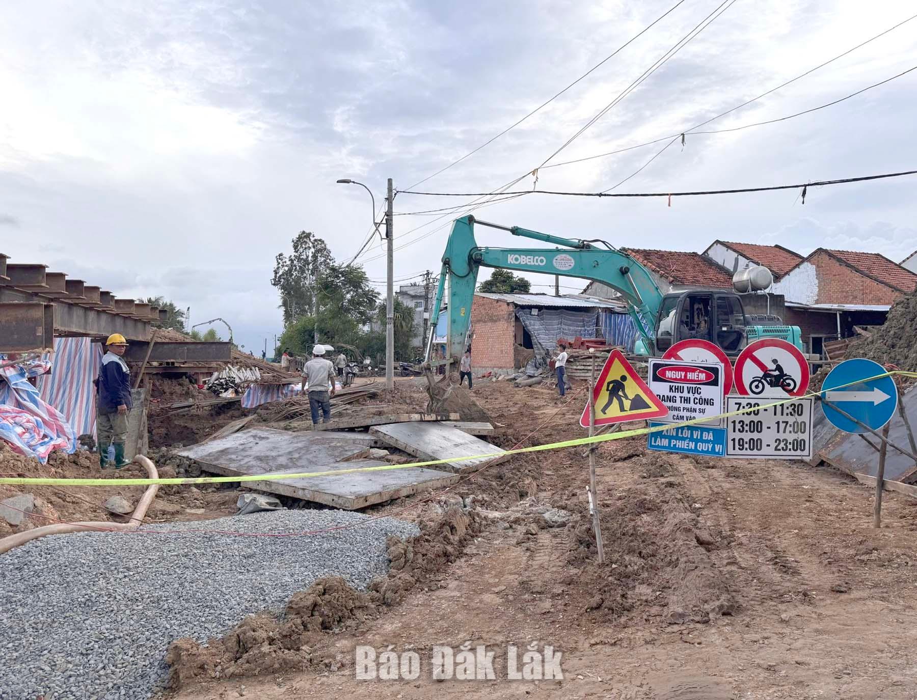 Thi công một cống thoát nước trên tuyến đường sắt qua địa bàn xã Hòa Xuân. 