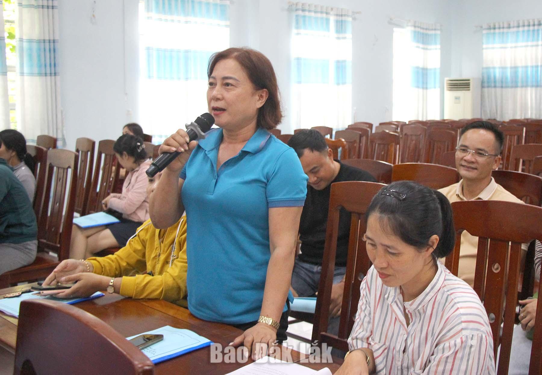 Đại diện một cơ sở kinh doanh dịch vụ trên địa bàn phường Hòa Hiệp phát biểu tại hội nghị.