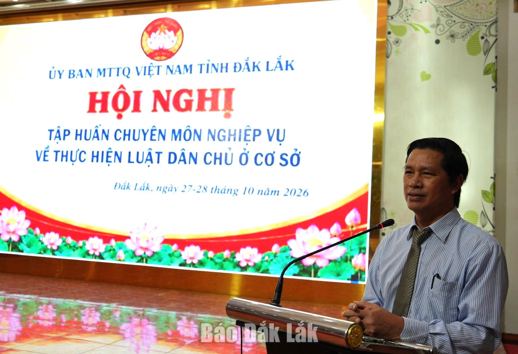 Tỉnh ủy viên, Phó Chủ tịch Ủy ban MTTQ Việt Nam tỉnh Đắk Lắk Phạm Văn Bảy phát biểu khai mạc lớp tập huấn.