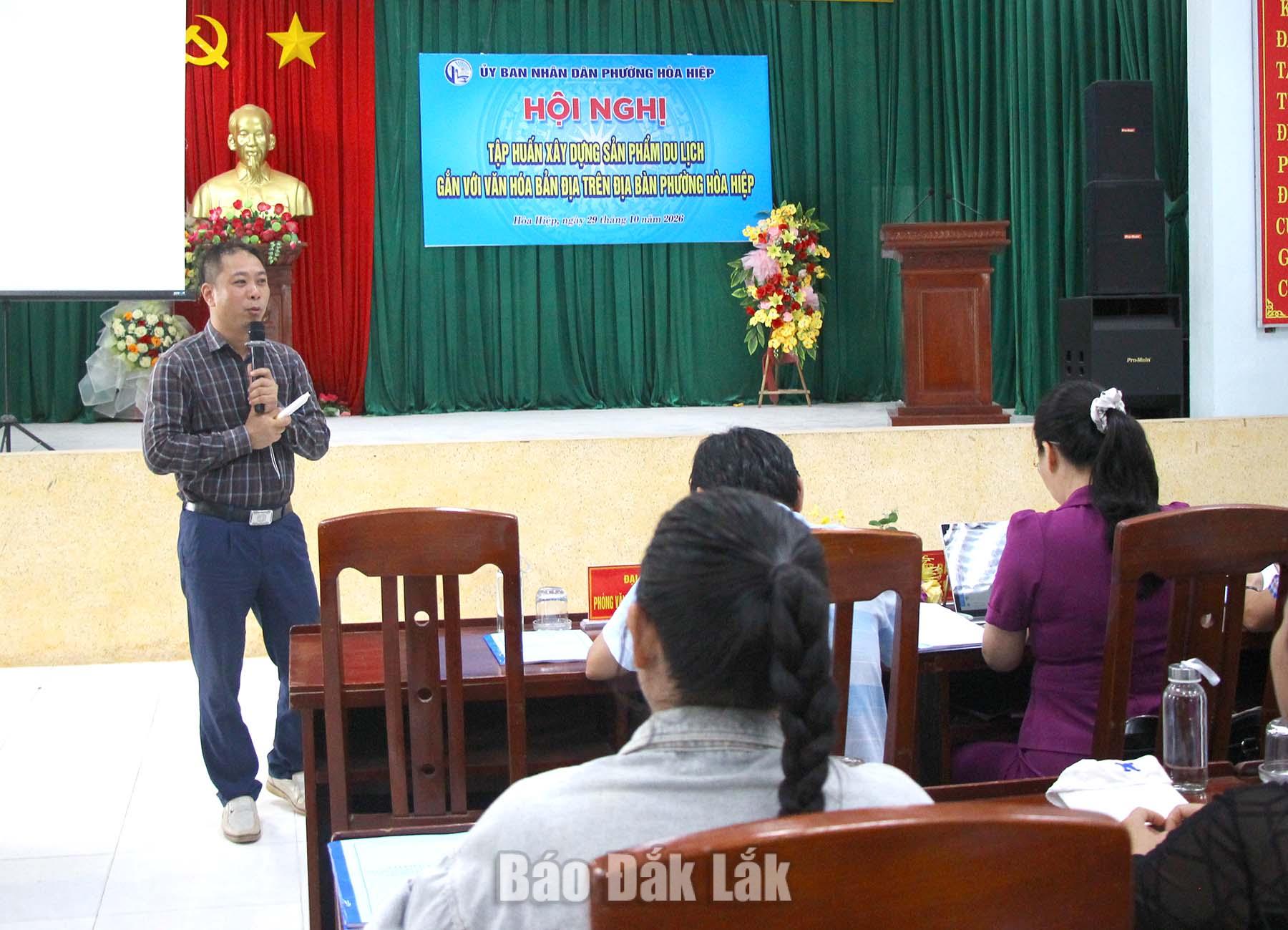 Chuyên gia đến từ Viện Phát triển du lịch Châu Á trình bày nội dung tập huấn.