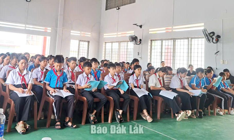 Các em học sinh tham gia hội nghị.