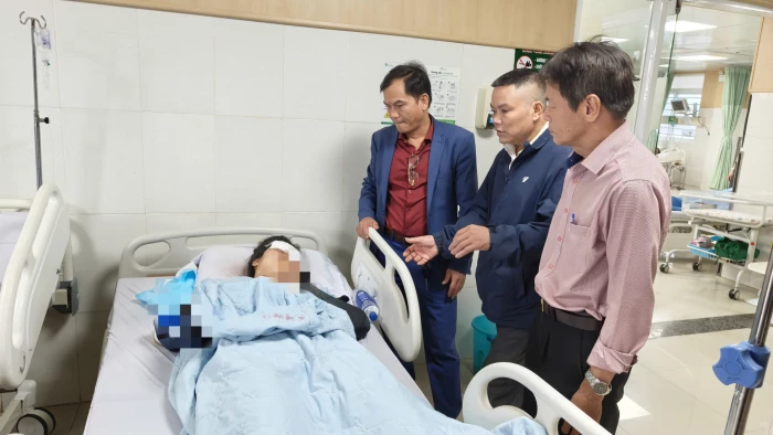 Kịp thời thăm hỏi nữ sinh bị bạn gây thương tích