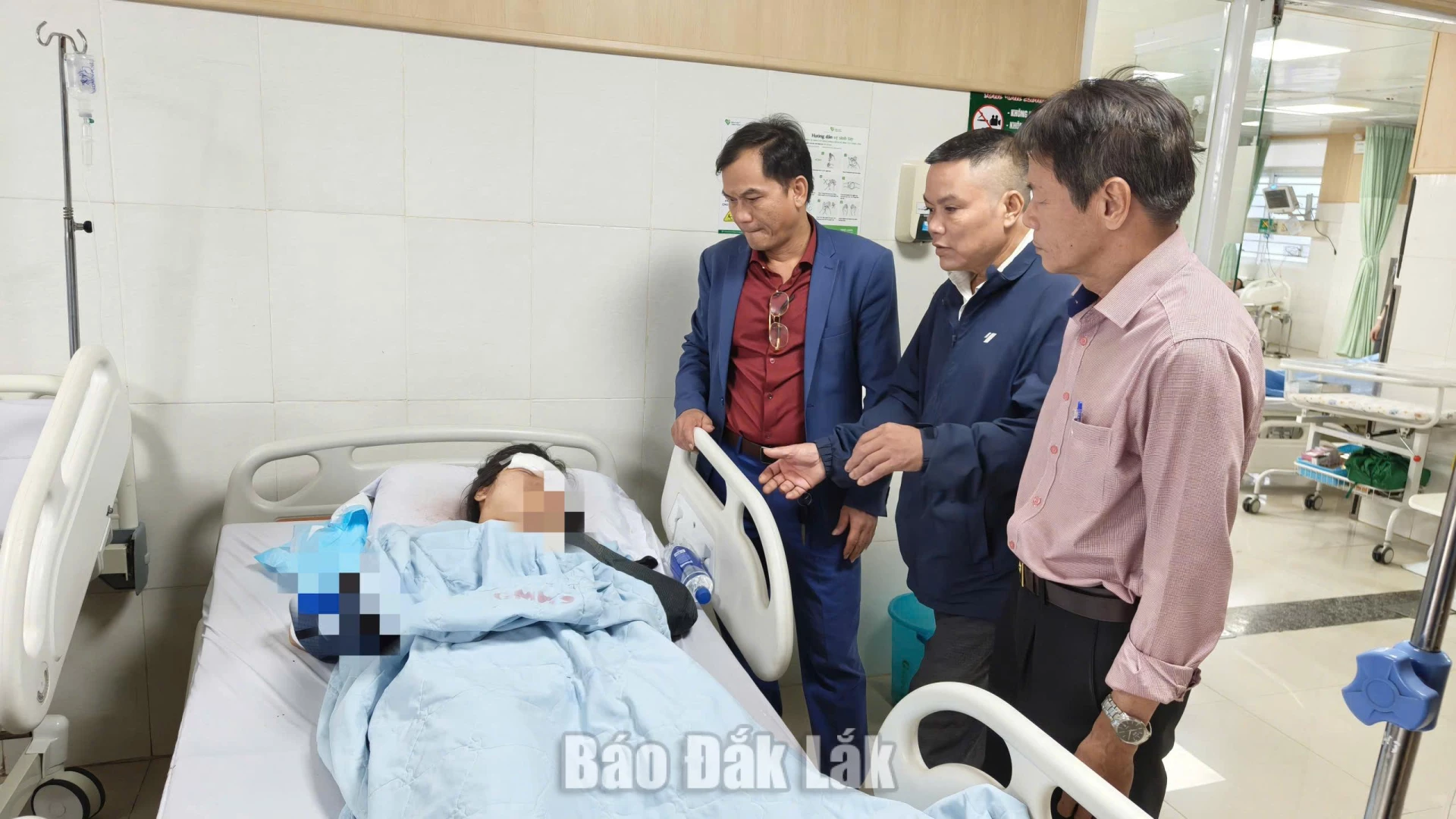 Thầy Trần Đình Hương, Hiệu trưởng Trường Tiểu học và THCS Nguyễn Đức Cảnh (xã Ea Tul, Đắk Lắk), cùng ông Lê Chí Khai, Hiệu trưởng Trường THPT Trần Quang Khải (xã Cư M’gar), 