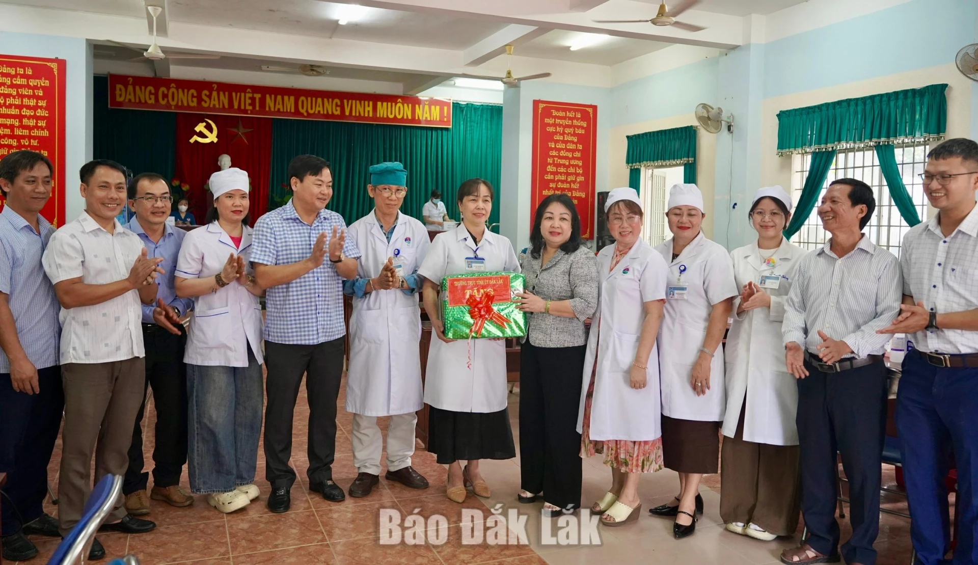 Đồng chí Cao Thị Hòa An và đoàn công tác thăm, động viên đội ngũ y tế xã Đồng Xuân.
