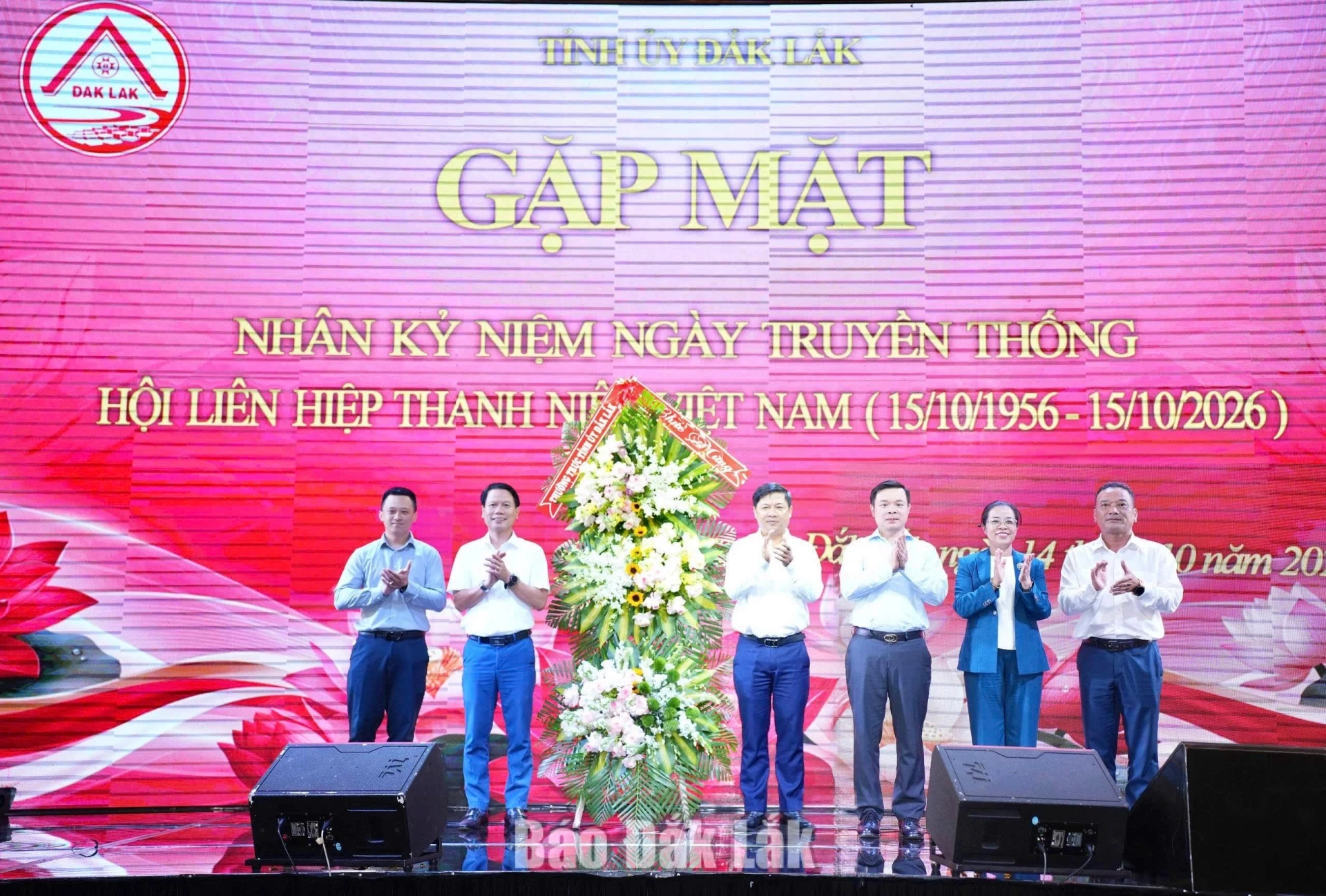 Thường trực Tỉnh ủy tặng hoa chúc mừng Hội LHTN Việt Nam tỉnh nhân dịp kỷ niệm 96 năm ngày truyền thống Hội LHTN Việt Nam.
