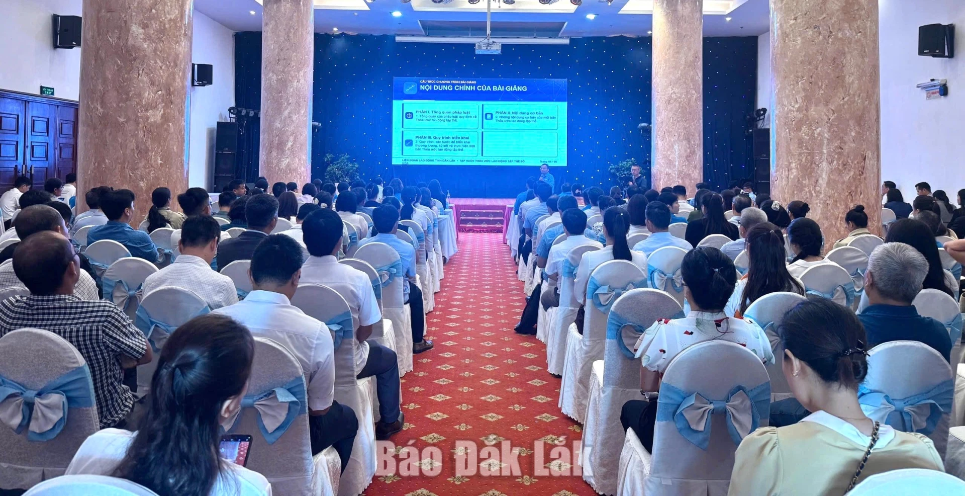 Phó Chủ tịch Liên đoàn Lao động tỉnh Nguyễn Phú Lập trực tiếp giảng “Kỹ năng thương lượng, ký kết và thực hiện thỏa ước lao động tập thể” cho các học viên. 