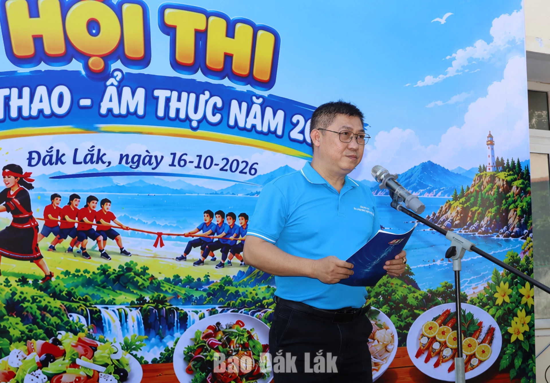 Phó Giám đốc Báo và Phát thanh, Truyền hình Đắk Lắk, Chủ tịch Công đoàn cơ sở Lê Văn Thế phát biểu khai mạc hội thi.