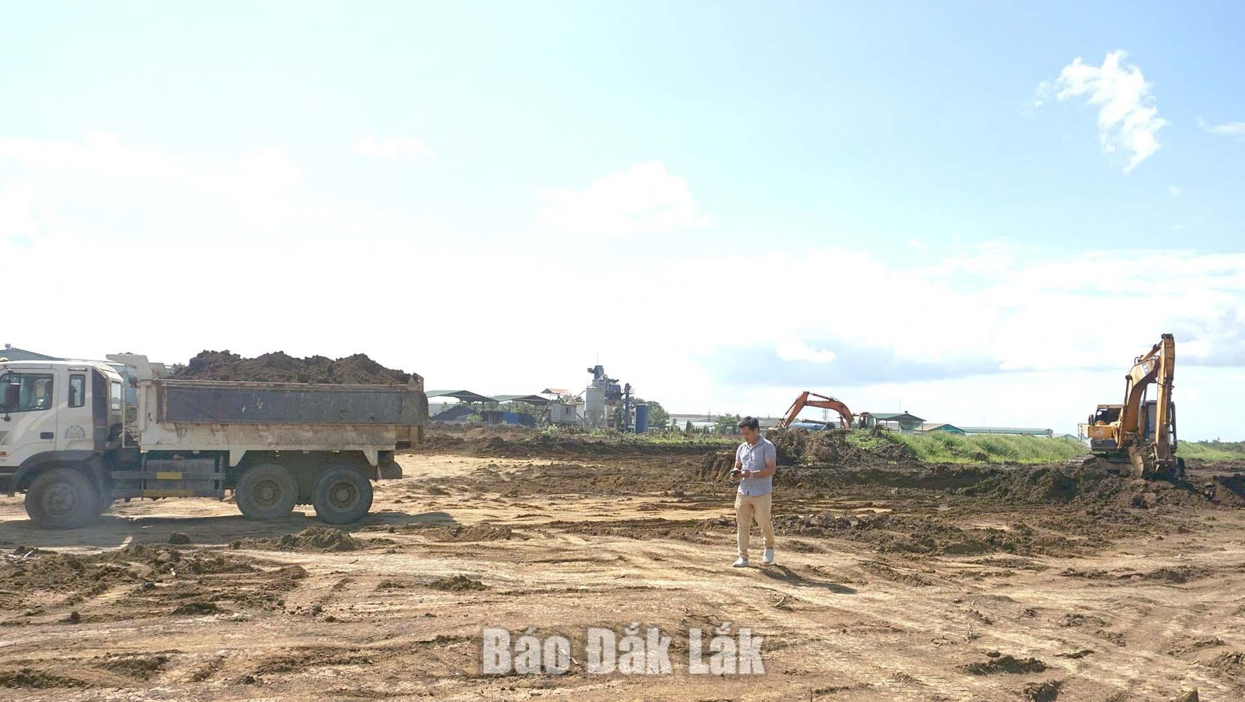 Thi công Dự án San nền, đền bù và đầu tư một số trục đường tại Khu công nghiệp Hòa Phú. Ảnh: K.Lê