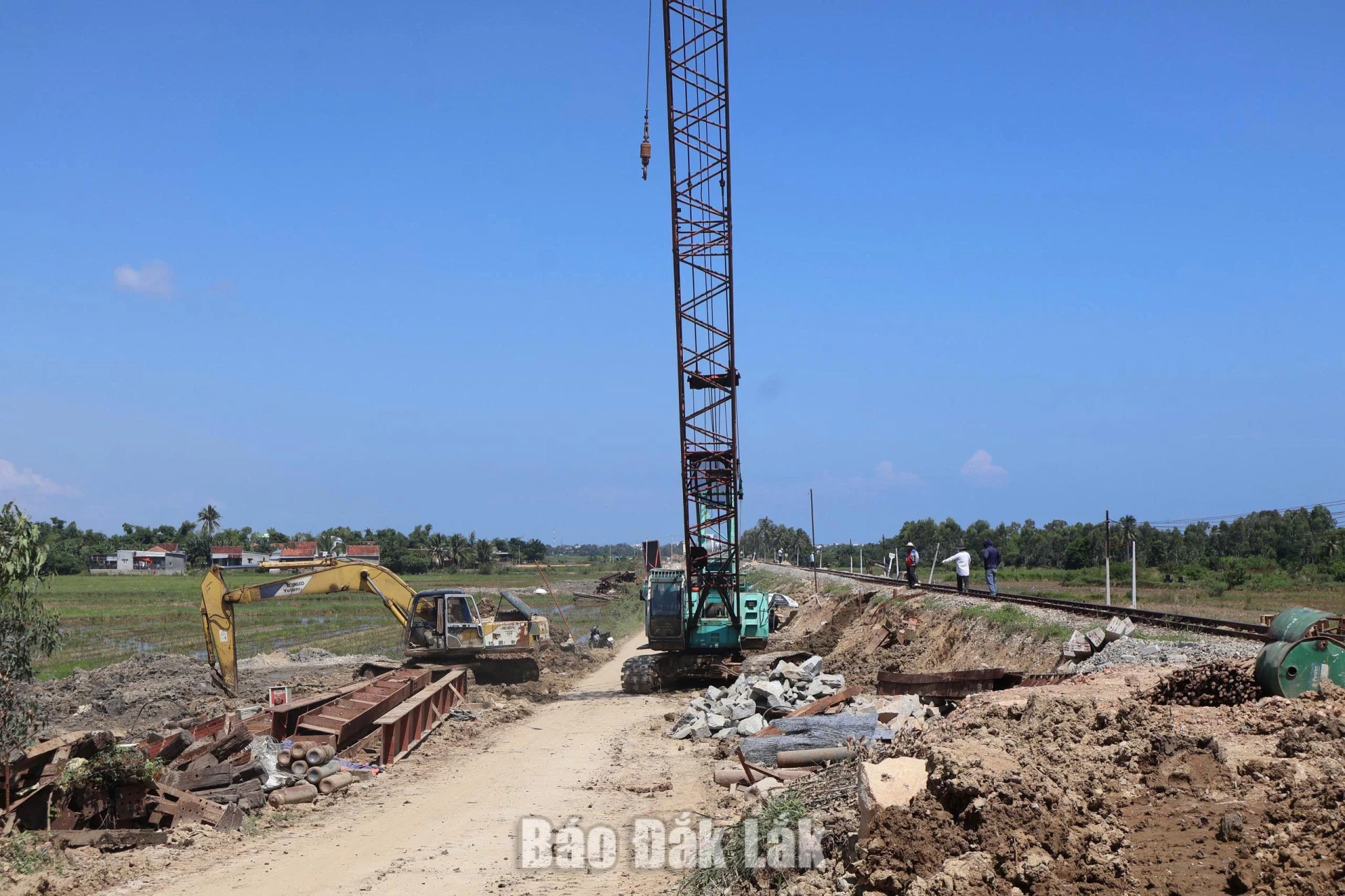 Xã Hòa Xuân yêu cầu các đơn vị thi công tạo lối đi an toàn cho người dân trên tuyến đường dân sinh đoạn qua khu vực công trình.