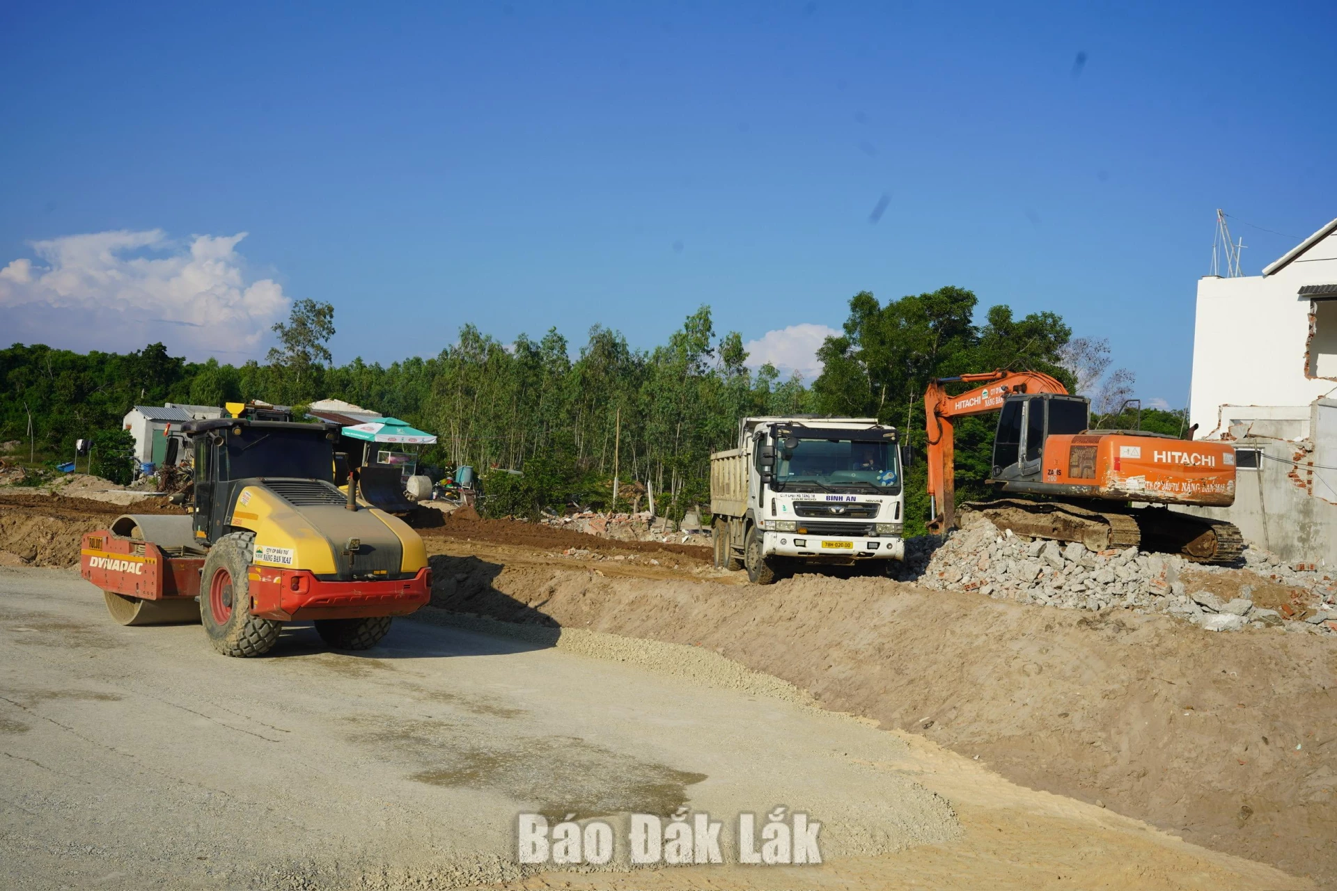 Dự án Tuyến đường bộ ven biển tỉnh Phú Yên (giai đoạn 1) đang được các địa phương quyết liệt thực hiện để đạt tiến độ đề ra.
