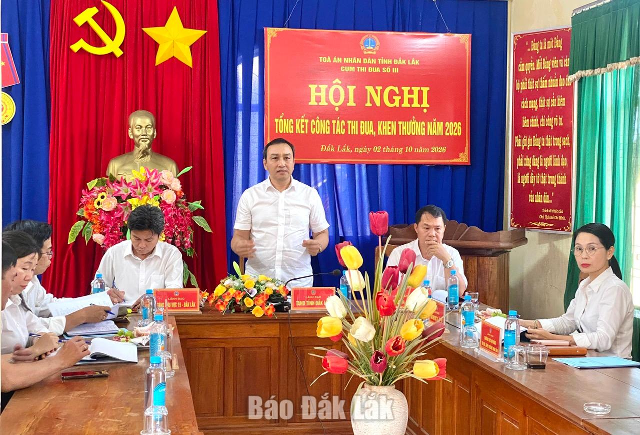 Lãnh đạo Tòa án nhân dân tỉnh Đắk Lắk phát biểu tại hội nghị.