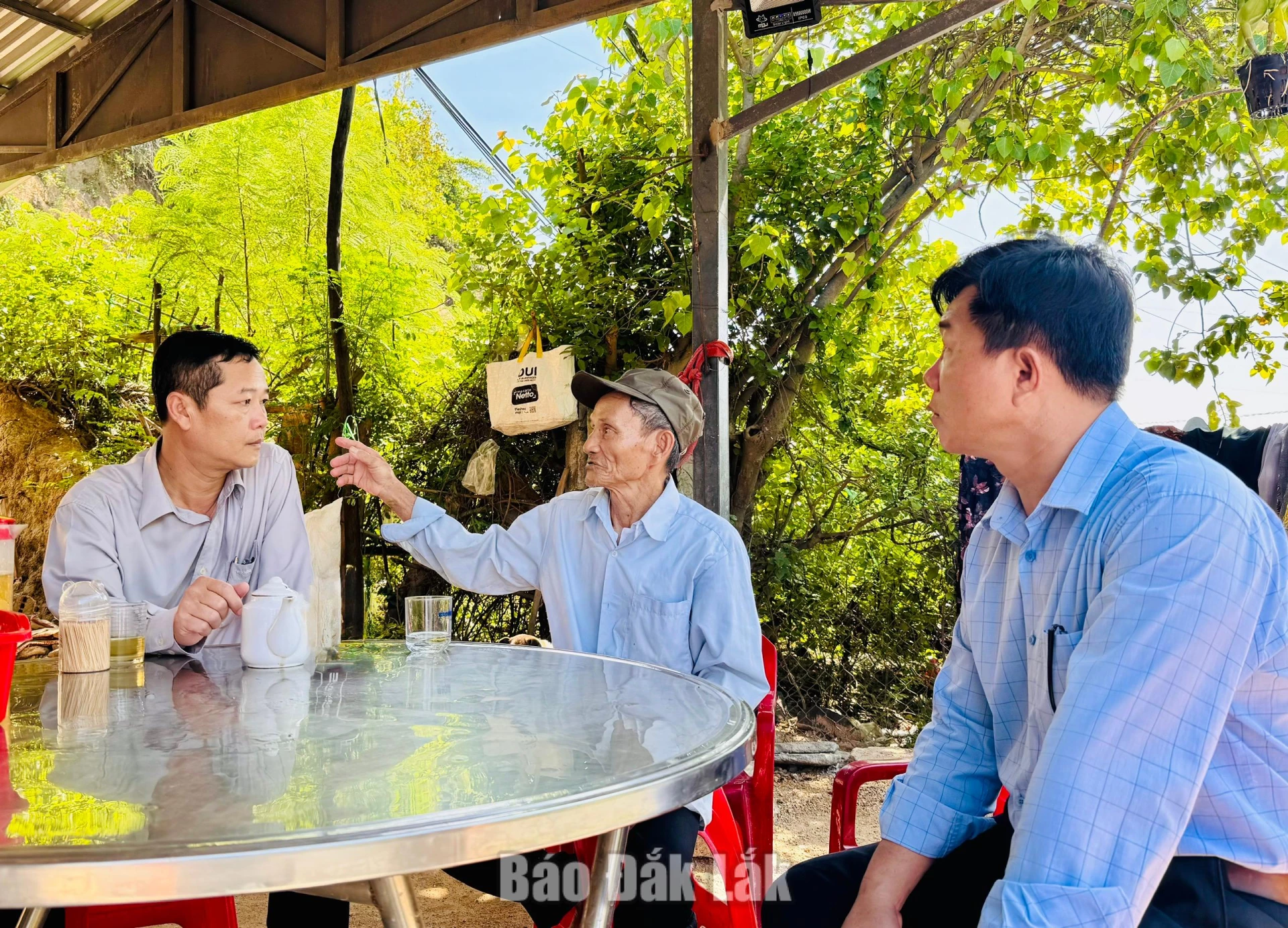 Lãnh đạo xã Tuy An Bắc nhắc nhở bà con vùng có nguy cơ sạt lở thường xuyên theo dõi diễn biến thời tiết để kịp thời di dời khi cần thiết. 