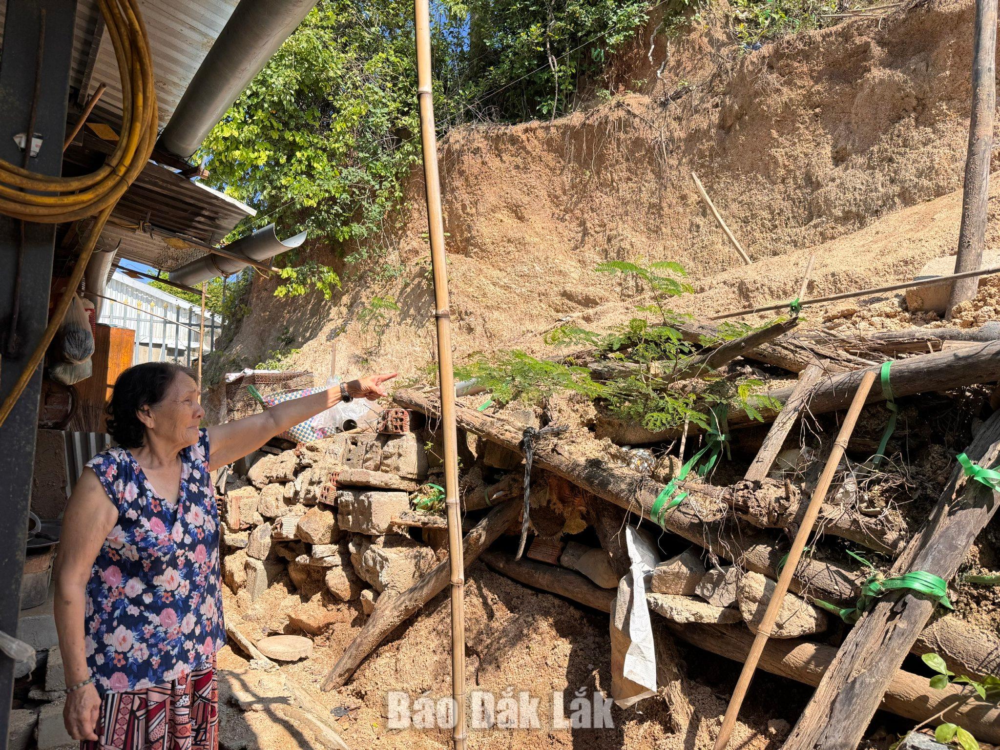 Gia đình bà Đinh Thị Lan (thôn Phong Hậu, xã Tuy An Bắc) luôn thấp thỏm vì nỗi lo sạt lở núi phía sau nhà.