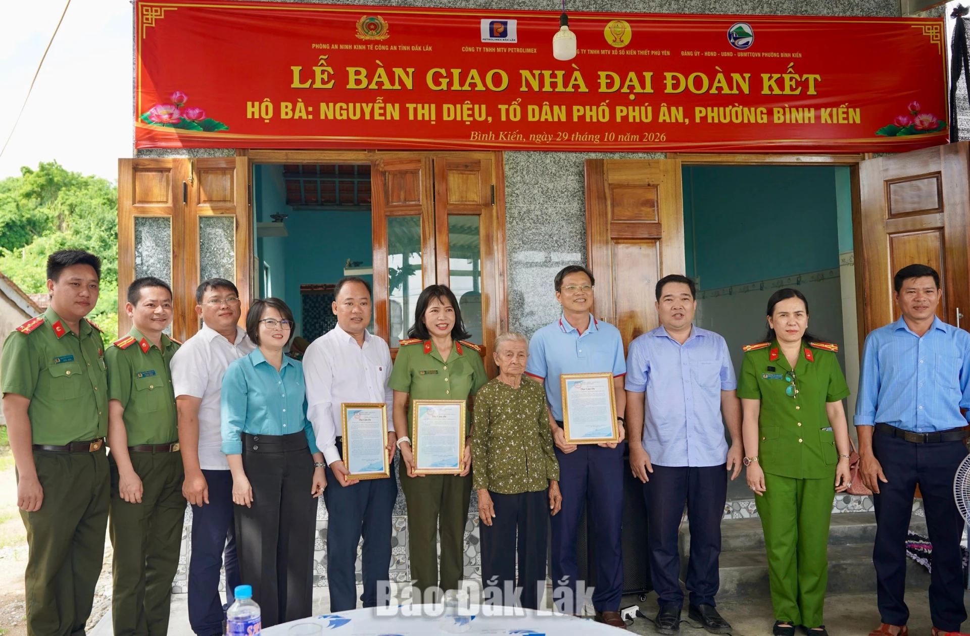 Lãnh đạo phường Bình Kiến trao thư cảm ơn các đơn vị hỗ trợ, đồng hành.