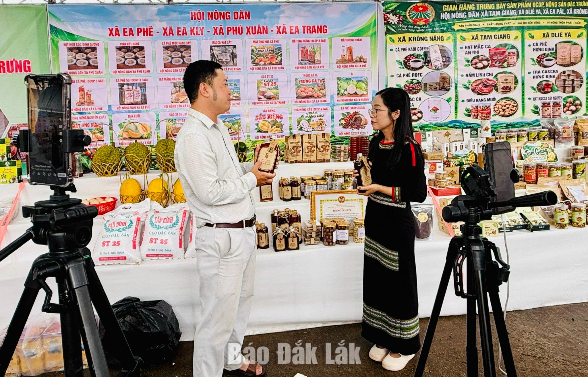 Nông dân các địa phương được thực hành bán hàng livestream sau diễn đàn. 