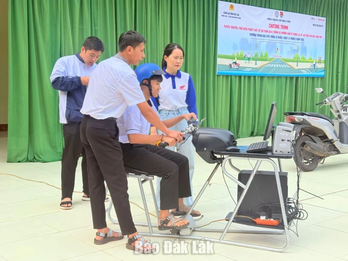 Tạo lập thói quen chấp hành an toàn giao thông cho học sinh