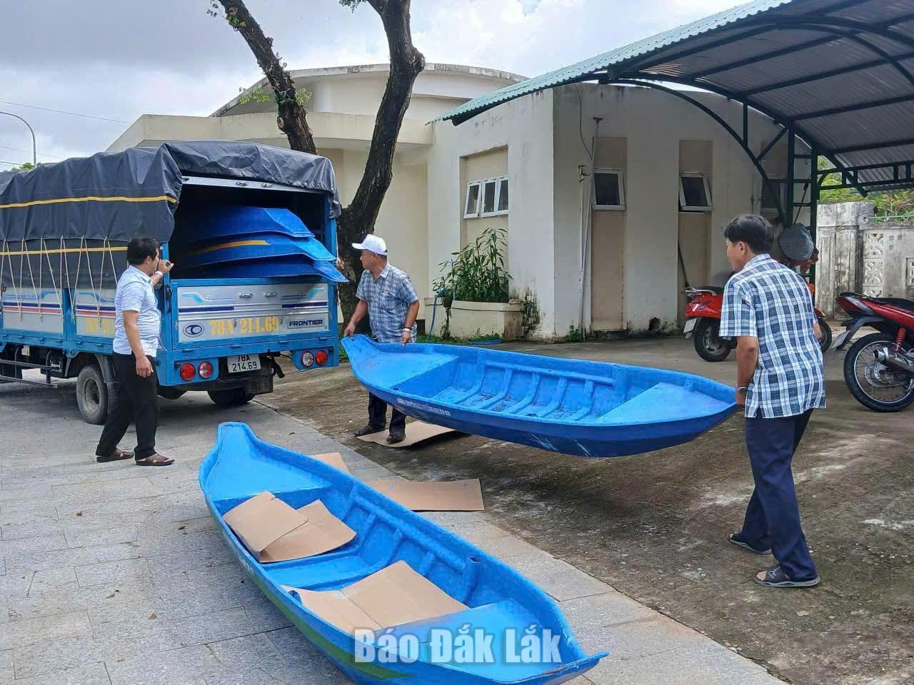 Phường Đông Hòa bàn giao thuyền cứu hộ cho 15 khu phố