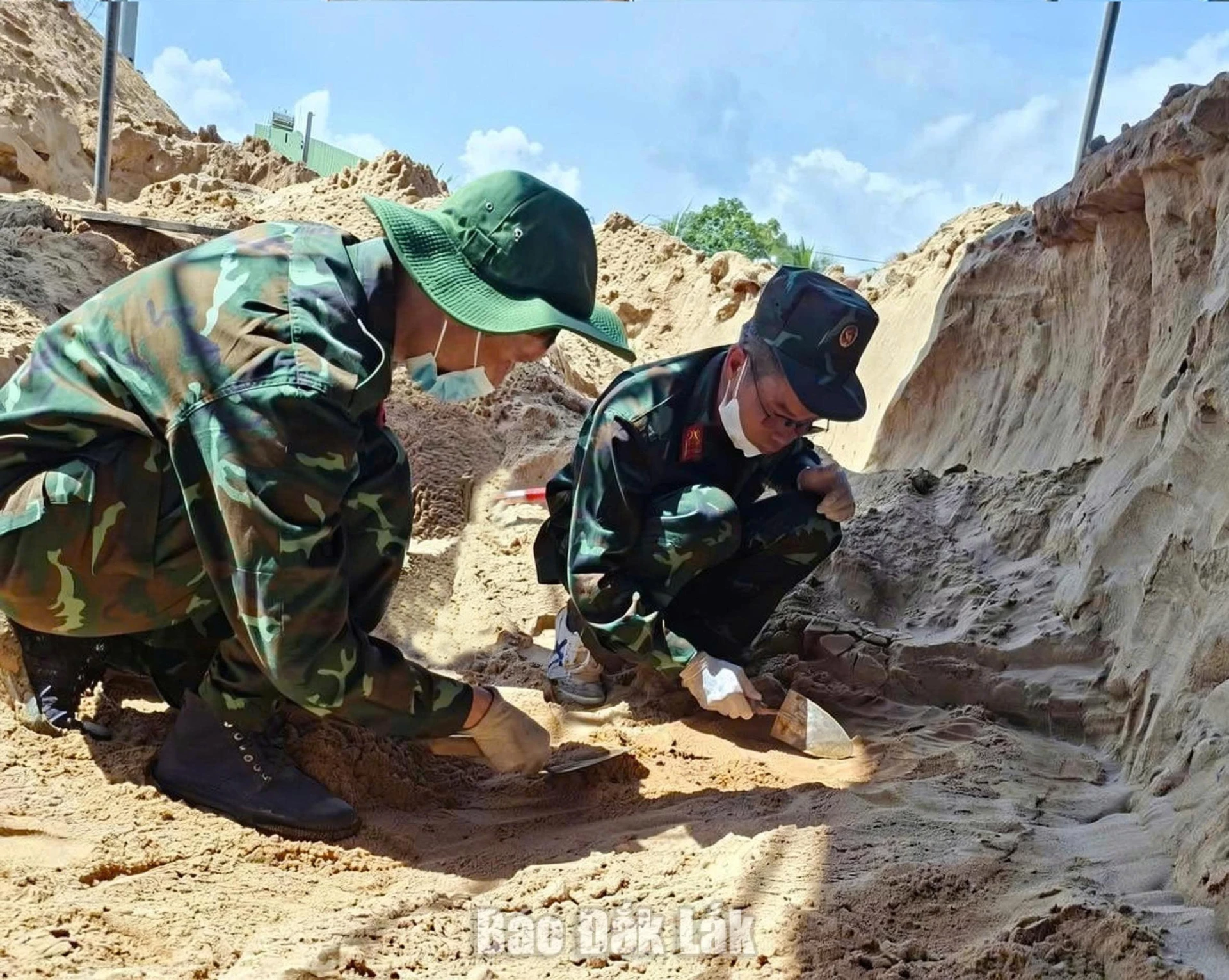 Các lực lượng đào xẻ đất cát, tìm kiếm mộ liệt sĩ Trần Chạy.