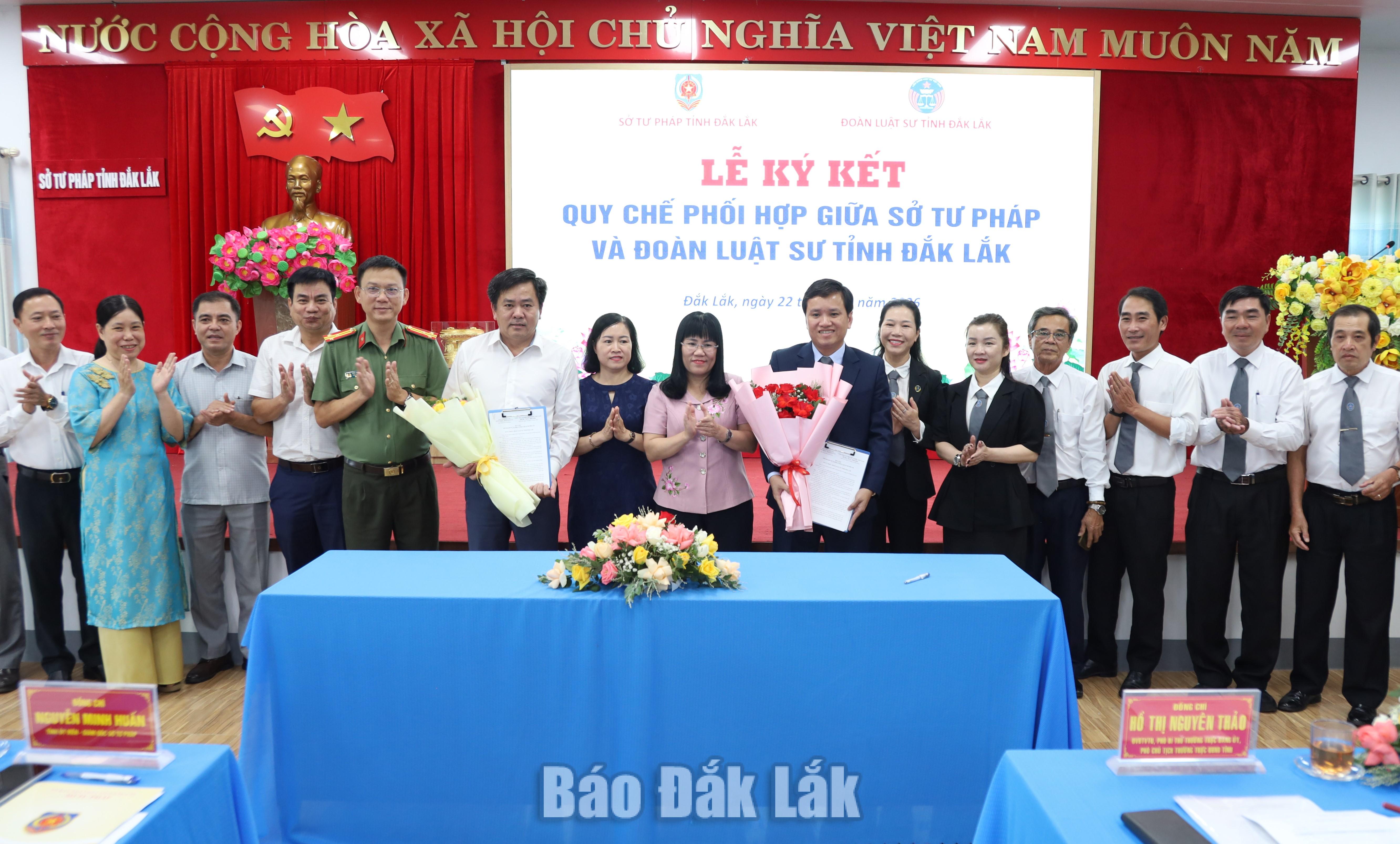 Đồng chí Hồ Thị Nguyên Thảo, Ủy viên Ban Thường vụ Tỉnh ủy, Phó Chủ tịch Thường trực UBND tỉnh tặng hoa chúc mừng hai đơn vị hiện lễ ký kết quy chế phối hợp.