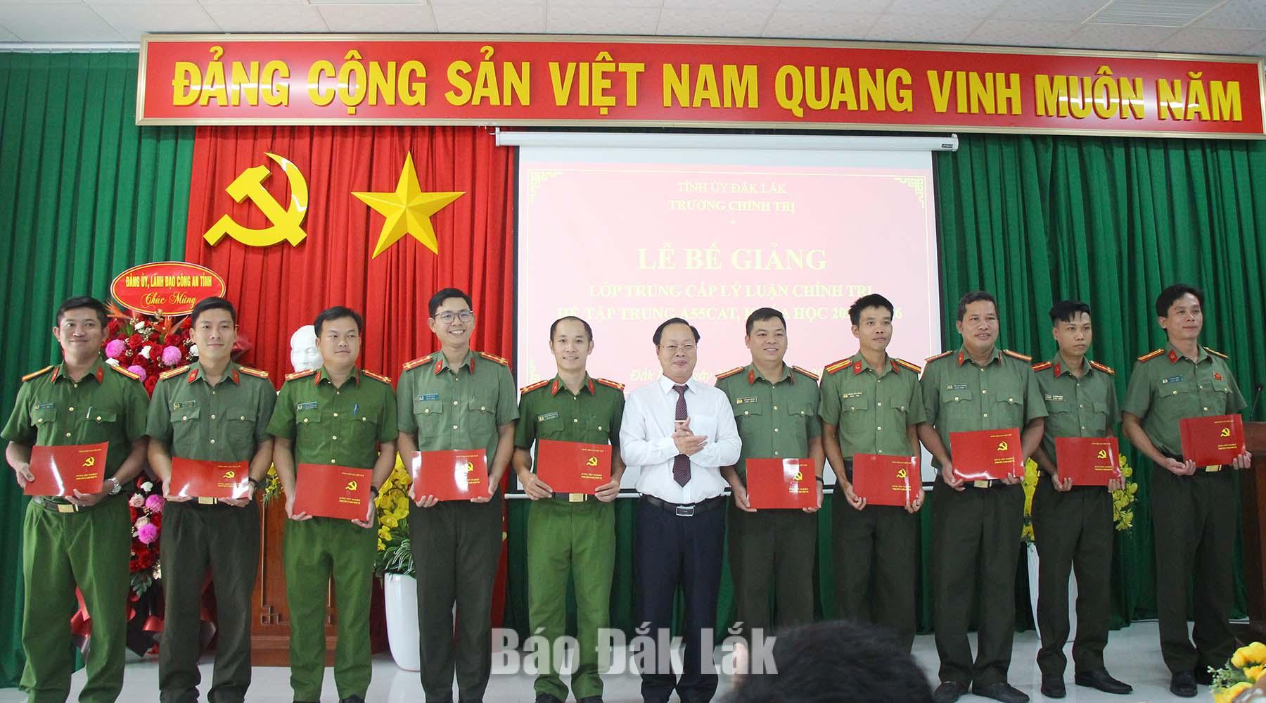 Hiệu trưởng Trường Chính trị tỉnh Huỳnh Chiến Thắng trao bằng tốt nghiệp Trung cấp lý luận chính trị cho các học viên.

