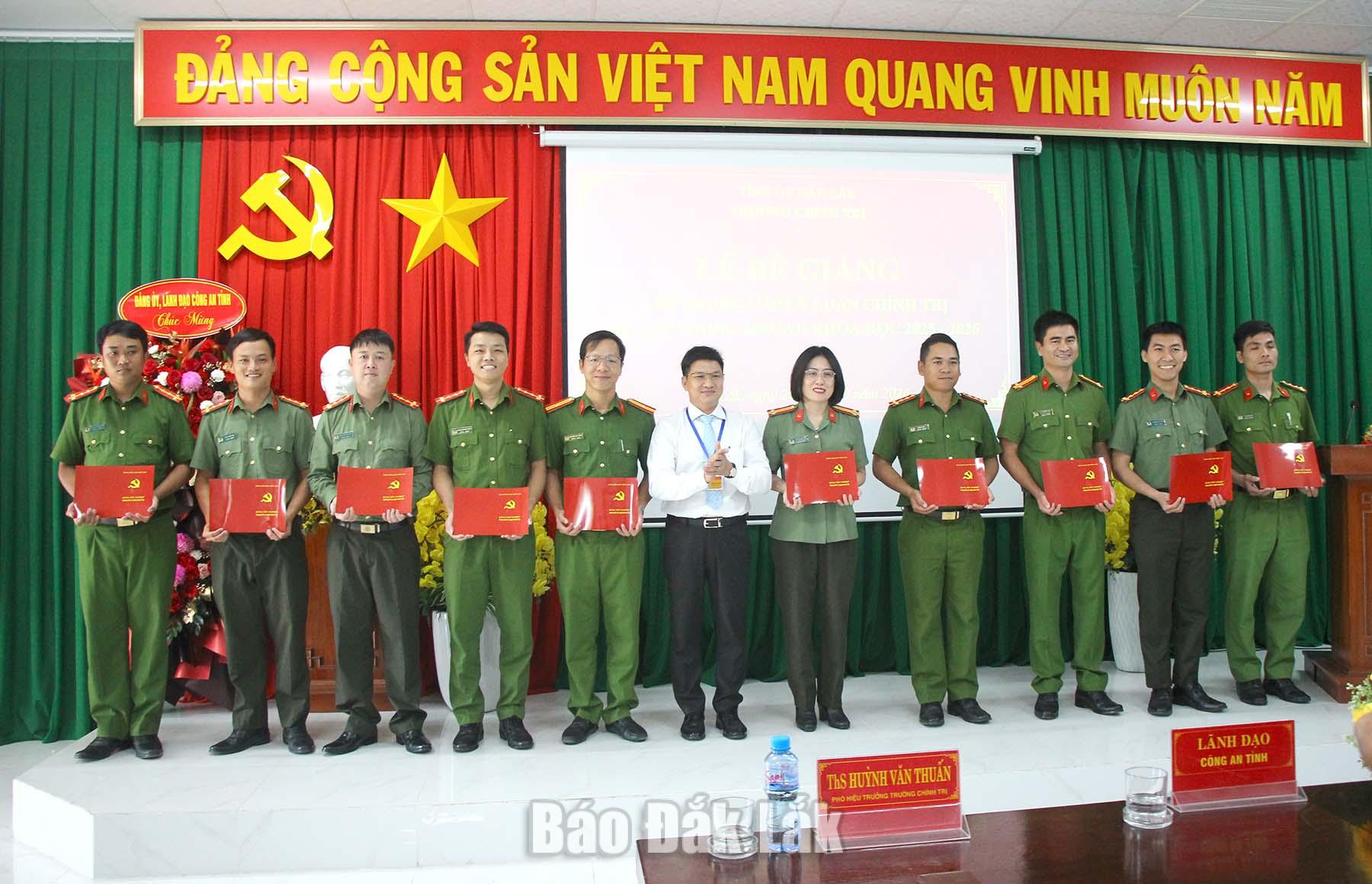 Phó Hiệu trưởng Trường Chính trị tỉnh Đắk Lắk Huỳnh Văn Thuấn trao bằng tốt nghiệp cho các học viên.