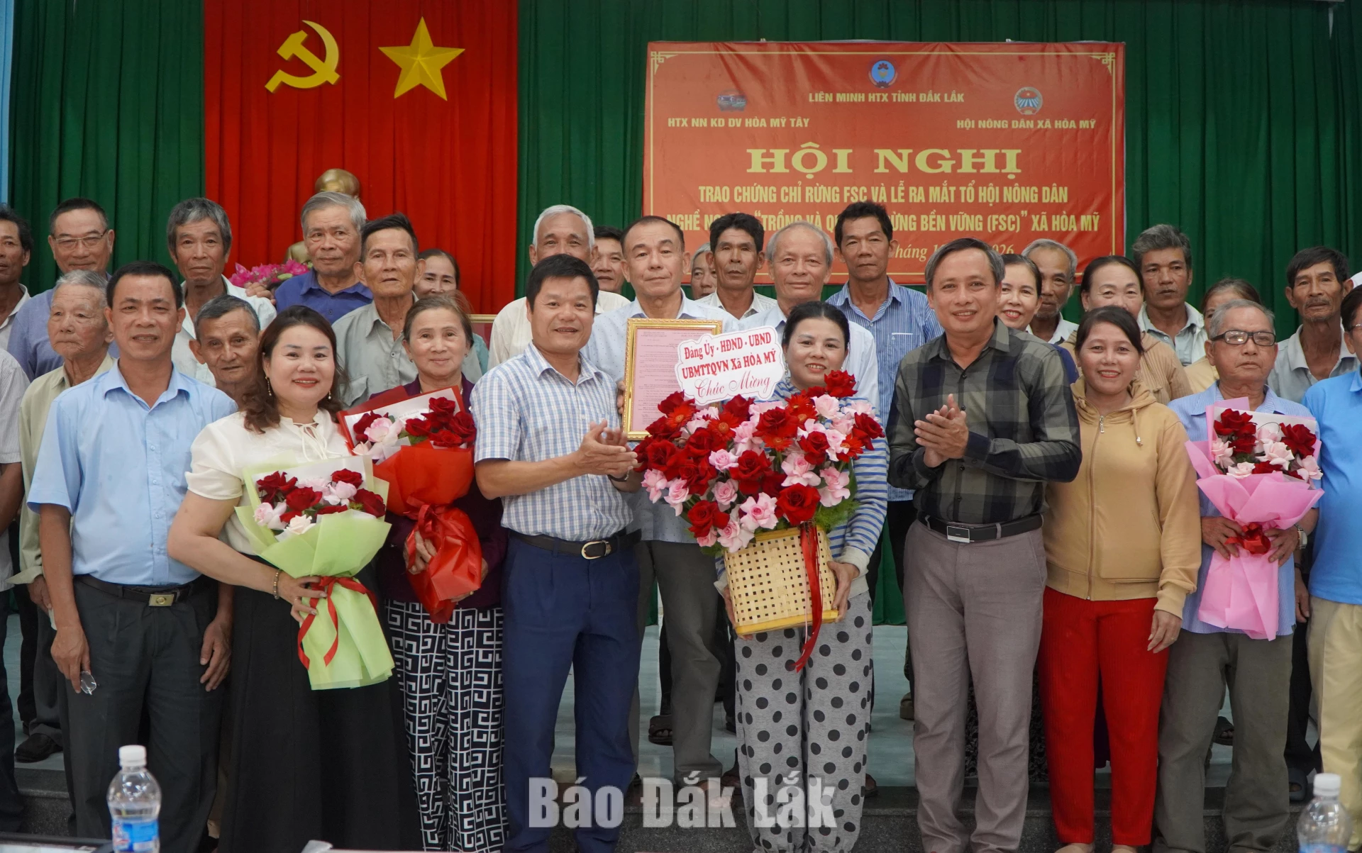 Tổ hội nông dân nghề nghiệp Trồng và quản lý rừng bền vững xã Hòa Mỹ nhận quyết định thành lập và hoa chúc mừng.