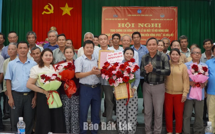 Trao chứng chỉ quản lý rừng bền vững cho các hợp tác xã