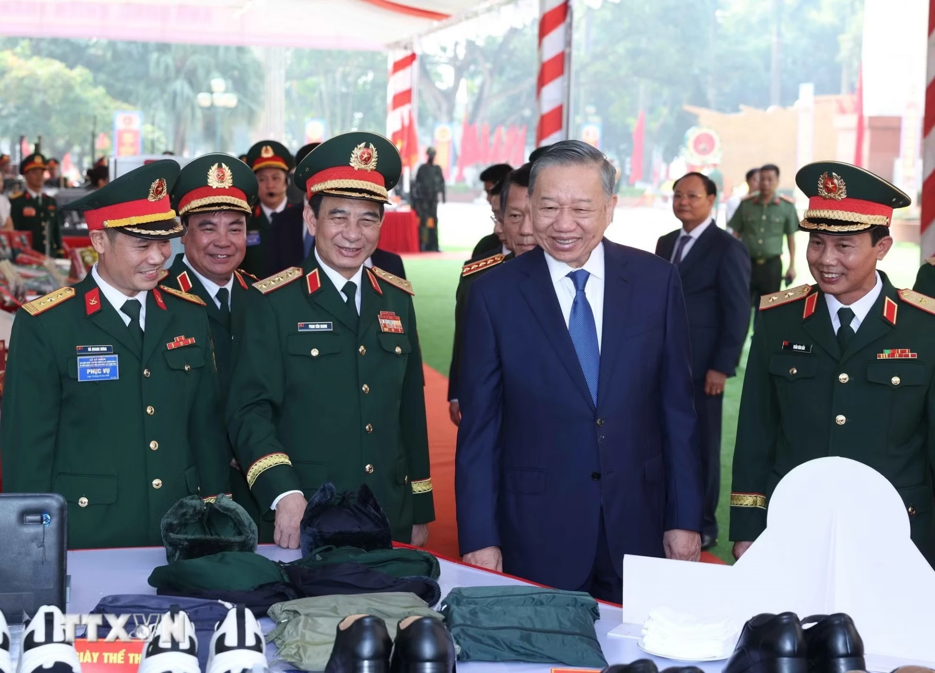 Tổng Bí thư, Chủ tịch nước Tô Lâm thăm khu trưng bày sản phẩm quốc phòng tại Lễ kỷ niệm. Ảnh: TTXVN