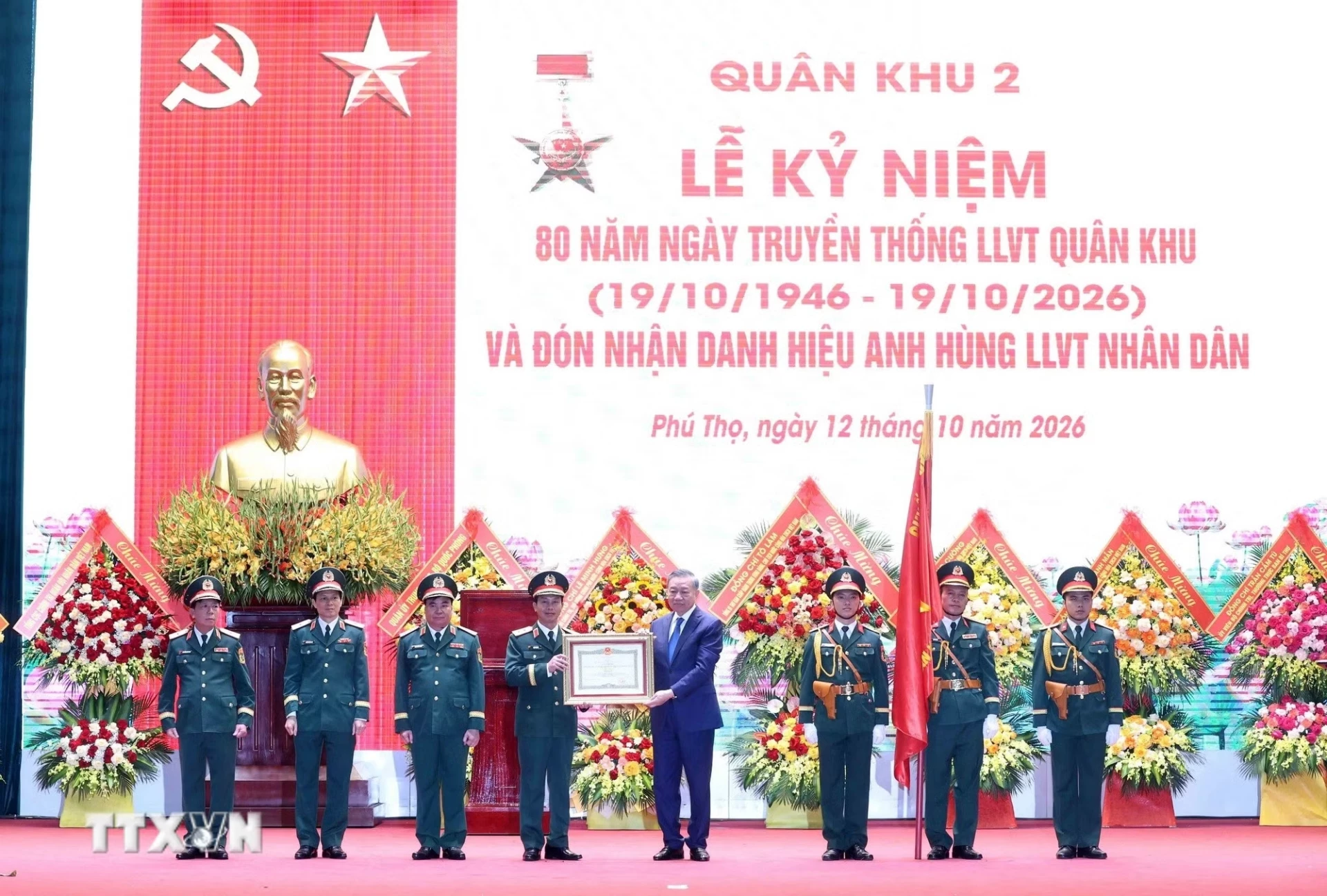 Tổng Bí thư, Chủ tịch nước Tô Lâm trao tặng Danh hiệu Anh hùng Lực lượng Vũ trang Nhân dân cho Quân khu 2. Ảnh: TTXVN