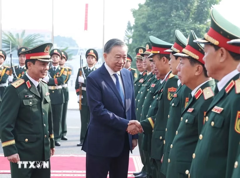 Cán bộ, chỉ huy Bộ Tư lệnh Quân khu 2 đón Tổng Bí thư, Chủ tịch nước Tô Lâm đến dự lễ kỷ niệm. Ảnh: TTXVN