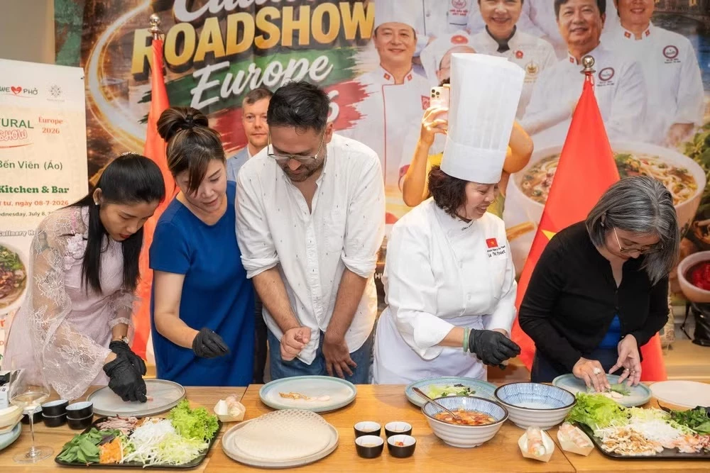 Diners take part in making pho cuon (fresh rice noodle rolls) at an event promoting pho and Vietnamese culinary culture held at Pho Saigon Restaurant in Vienna, Austria, on July 8, 2026. (Photo puplished by VNA)